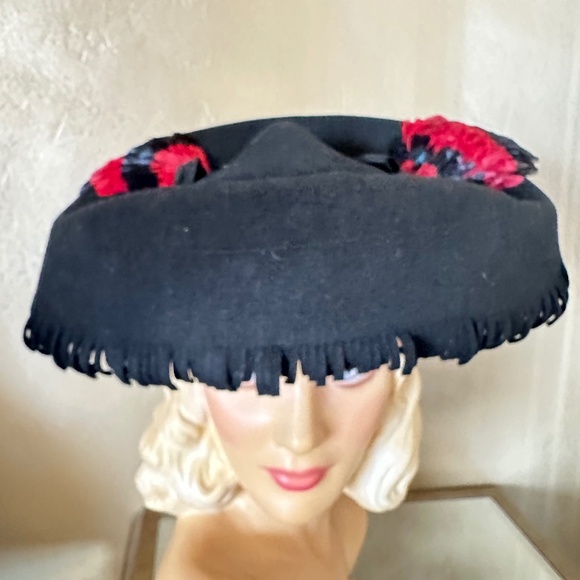 SOPHISTICATED 1940\'s BLACK FELT WIDE FRINGED BRIM HAT + RED/BLACK FEATHER TRIM - main image 8